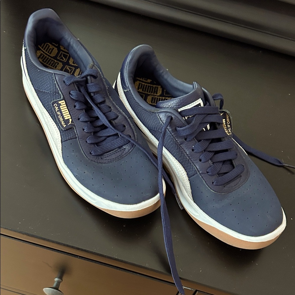 PUMA Men's Dark Blue and White Sneakers size 9